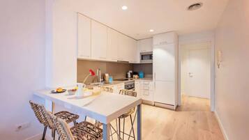 Een koelkast, een magnetron, een oven, een kookplaat