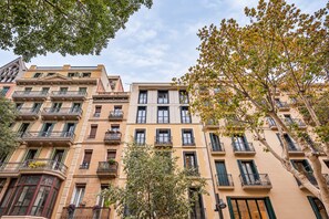 Un immeuble à plusieurs étages doté de balcons et de fenêtres.