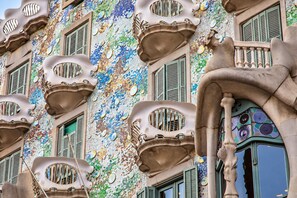 Een gebouw met opvallende art nouveau-architectuur, met versierde balkons en een mozaïekgevel.