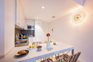 Jääkaappi, mikroaaltouuni, uuni, liesi