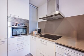 Køleskab, mikrobølgeovn, ovn, kogeplade