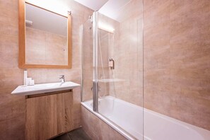 Combined shower/bathtub, hair dryer, towels