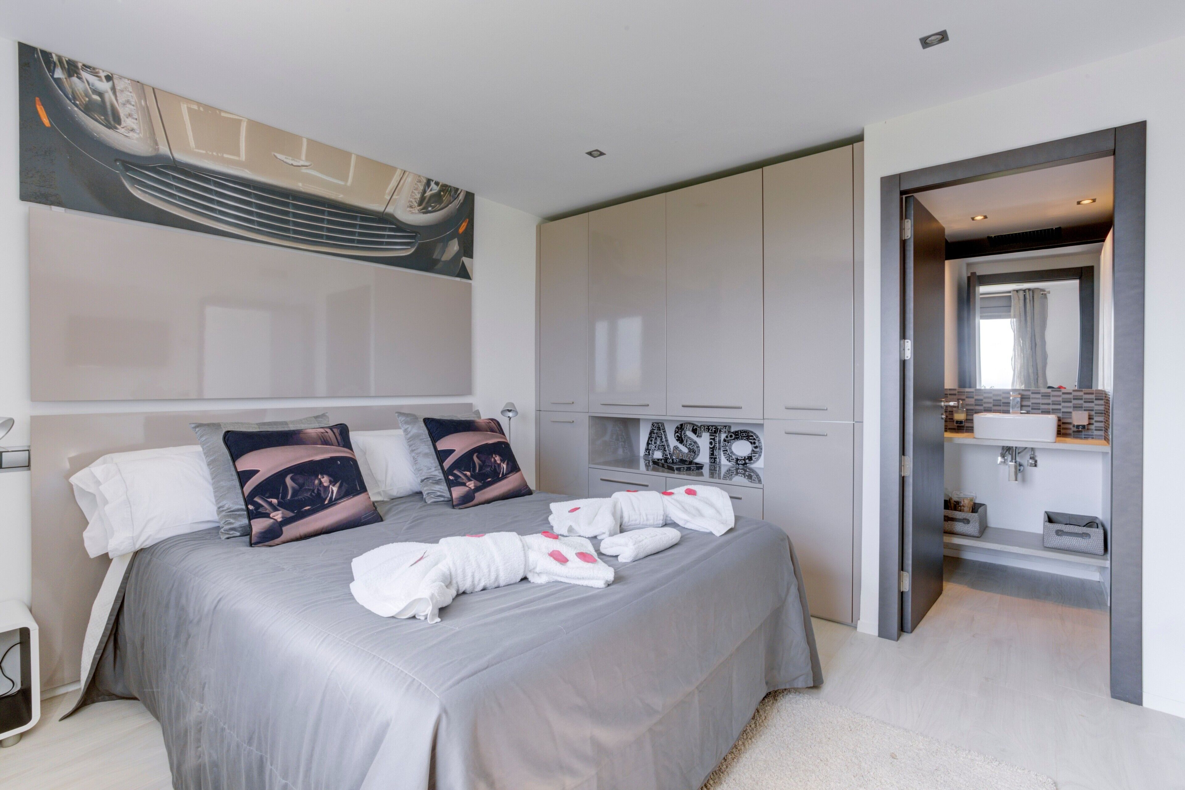 8 slaapkamers, een bureau, een strijkplank/strijkijzer, gratis wifi