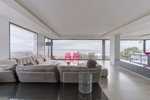 Flat-screen TV, table tennis