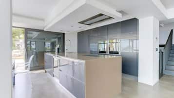 Jääkaappi, mikroaaltouuni, uuni, liesi