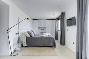 8 bedrooms, iron/ironing board, free WiFi, bed sheets