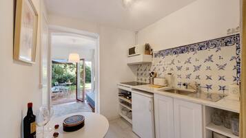 Réfrigérateur, micro-ondes, plaque de cuisson, cafetiÚre/bouilloire