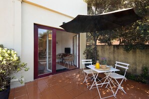 Outdoor dining - Holiday Apartment 'Praia Da Granja - Seaside Beach' with Sea View, Garden & Wi-Fi (Arcozelo)