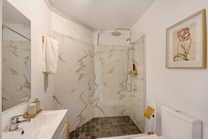 Dusche, Haartrockner, Handtücher
