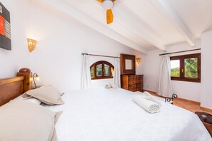 6 bedrooms, iron/ironing board, free WiFi, bed sheets