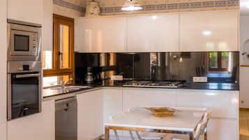 Een koelkast, een microgolfoven, een oven, een kookplaat