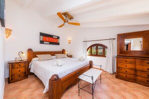 6 bedrooms, iron/ironing board, free WiFi, bed sheets