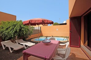 Outdoor dining - Vacation Home "La Palmera de la Oliva" with Private Pool & Wi-Fi (La Oliva)