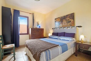 3 slaapkamers, een strijkplank/strijkijzer, gratis wifi, beddengoed