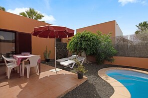 Outdoor dining - Vacation Home "La Palmera de la Oliva" with Private Pool & Wi-Fi (La Oliva)