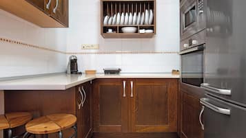 Een koelkast, een microgolfoven, een oven, een kookplaat