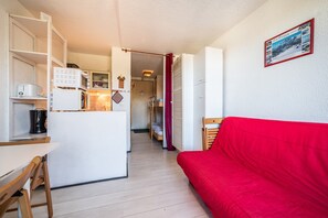 TV, stereo - Studio Apartment "Les Carroz d'Arâches 4 Personnes" with Mountain View & Balcony (Arâches-la-Frasse)