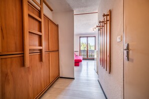 Interior - Studio Apartment "Les Carroz d'Arâches 4 Personnes" with Mountain View & Balcony (Arâches-la-Frasse)