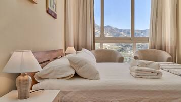 4 slaapkamers, een strijkplank/strijkijzer, gratis wifi, beddengoed