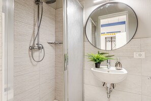 Shower, rainfall showerhead, hair dryer, bidet - Game Rooms Experience (Livorno)