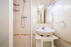 Shower, towels - Apartment "Estrella 2 2 1A Spaniahome" close to the Beach with Shared Pool & Wi-Fi (l'Alfàs del Pi)