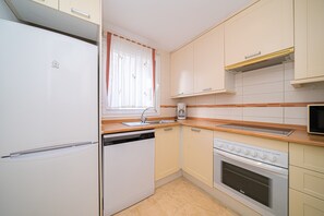 Fridge, microwave, oven, stovetop - Apartment "Estrella 2 2 1A Spaniahome" close to the Beach with Shared Pool & Wi-Fi (l'Alfàs del Pi)
