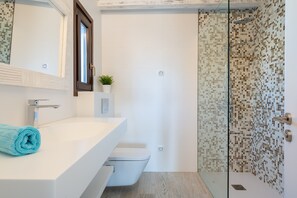 Douche, articles de toilette gratuits, sèche-cheveux