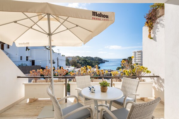 Outdoor dining - "Caballito De Mar" with Sea Views, Wi-Fi, and Air Conditioning (Tourist Tax Included) (Felanitx)