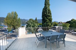 Outdoor dining - Apartment 'Gran Fausto Trilo' with Lake View, Wi-Fi and Air Conditioning (San Felice del Benaco)