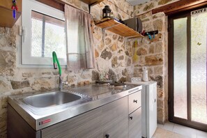 Fridge, oven, stovetop, electric kettle