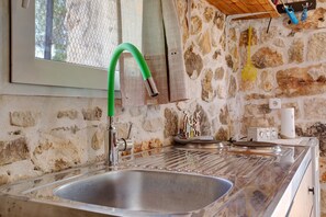 Fridge, oven, stovetop, electric kettle - Holiday Home "Lithahiro Stone House" with Private Terrace (Zakynthos)