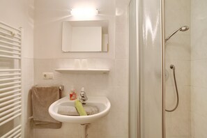 Shower, towels - Holiday Apartment "Mosttragerhof 2" with Mountain View, Shared Pool & Wi-Fi (Scena)