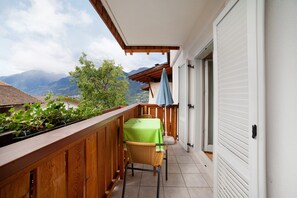 Outdoor dining - Holiday Apartment "Mosttragerhof 2" with Mountain View, Shared Pool & Wi-Fi (Scena)