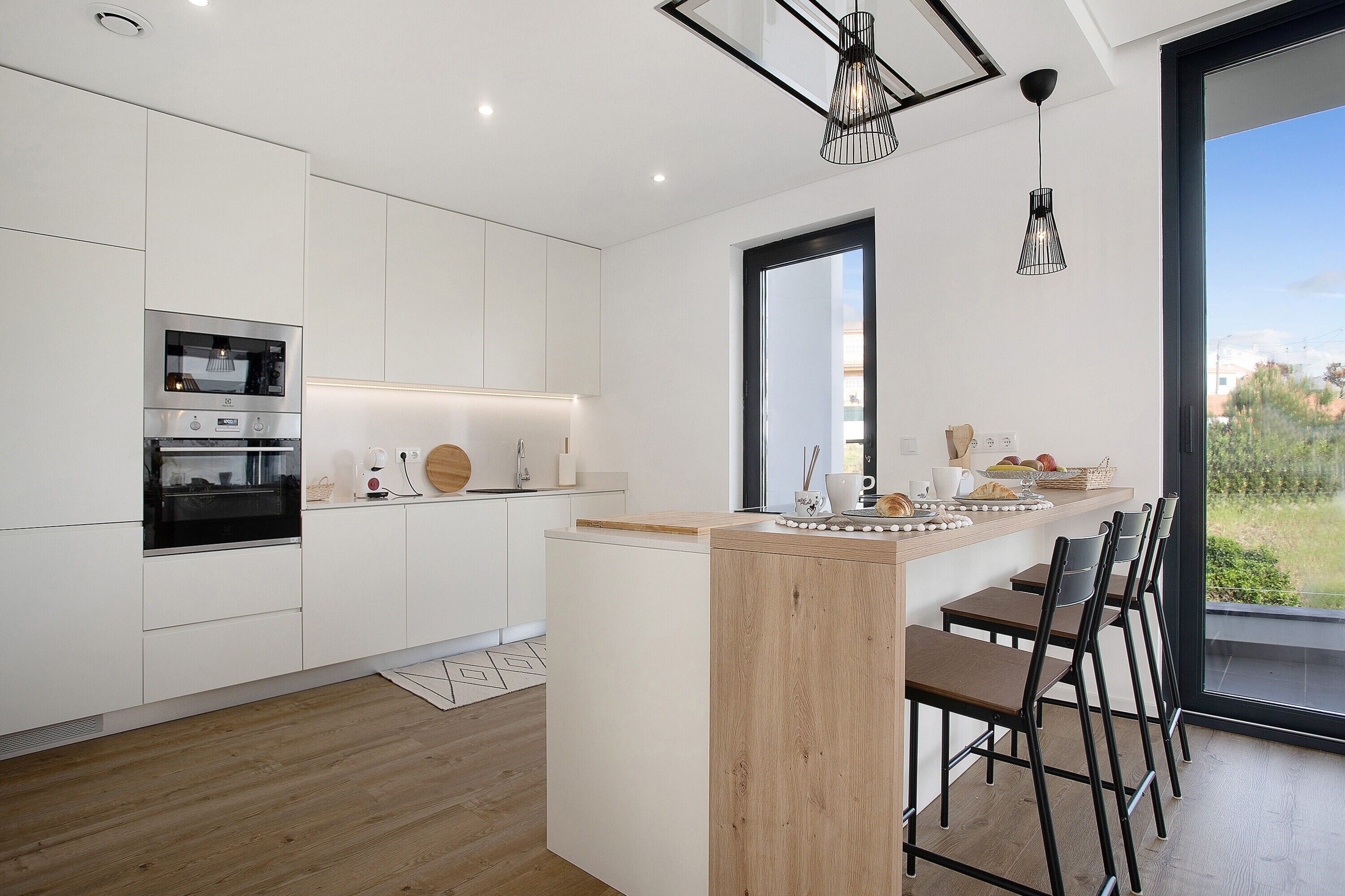 冷蔵庫、電子レンジ、オーブン、コンロ