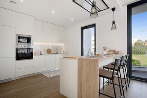 Jääkaappi, mikroaaltouuni, uuni, liesi