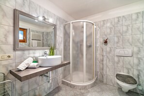 Shower, towels - Apartment "Ferienhof Turmwirt Gala" with Mountain View, Shared Pool & Wi-Fi (Lana)