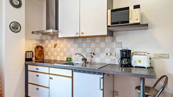 Kühlschrank, Mikrowelle, Herdplatte, Wasserkocher mit Kaffee-/Teezubehör