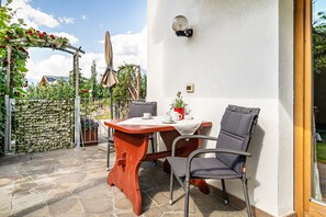 Outdoor dining - Apartment "Ferienhof Turmwirt Gala" with Mountain View, Shared Pool & Wi-Fi (Lana)