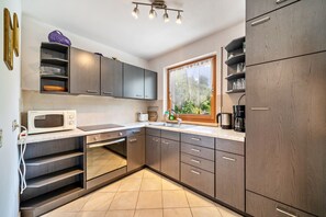 Frigorifero, microonde, forno, piano cottura