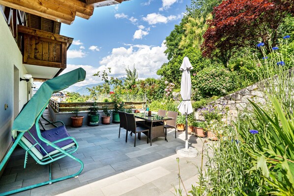 Outdoor dining - Apartment "Ferienhof Turmwirt Pink Leidy" with Mountain View, Shared Pool & Wi-Fi (Lana)