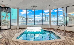 Una piscina cubierta