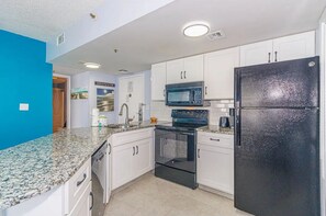 Frigorífico, microondas, horno y placa de cocina