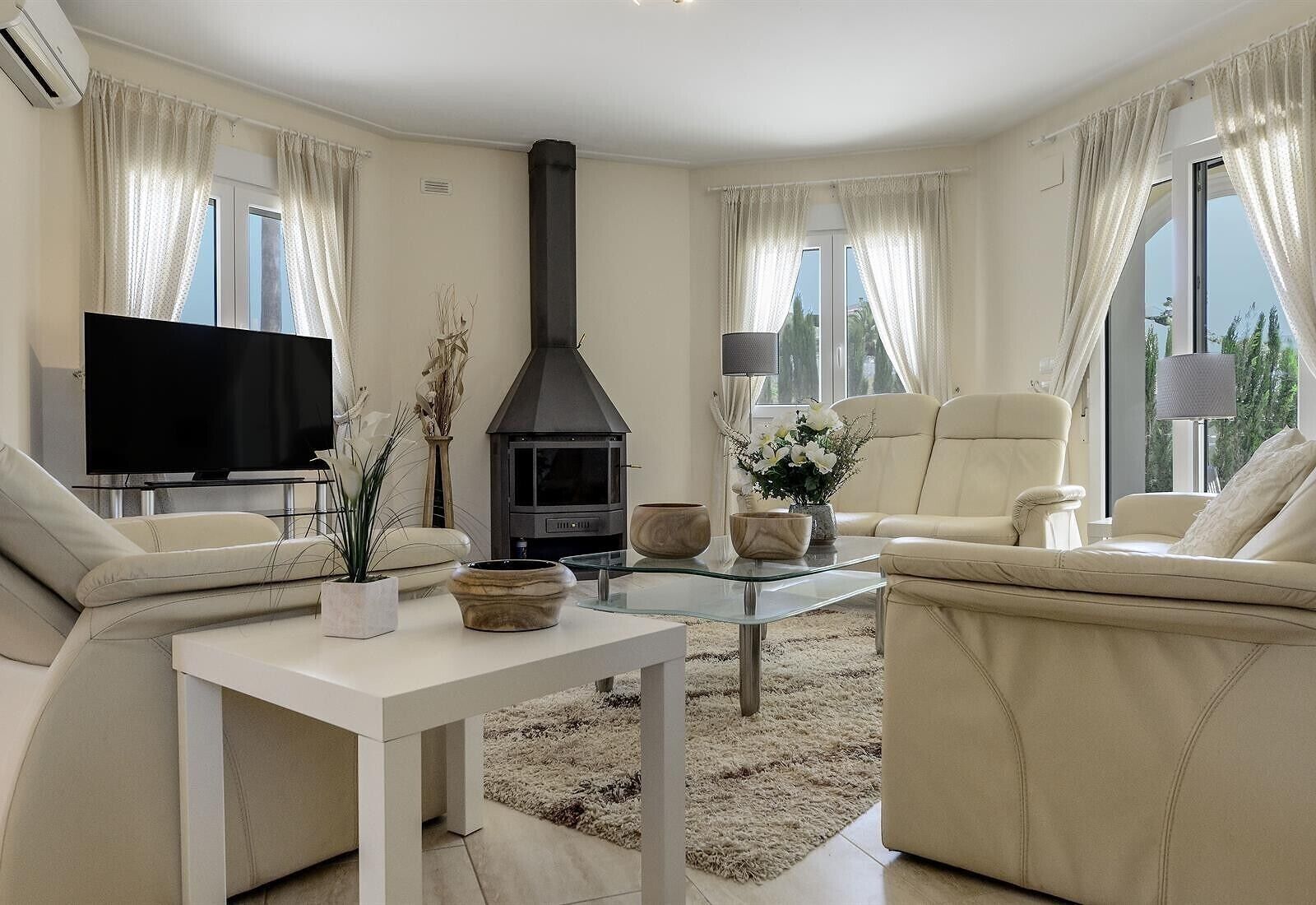 Kamin, DVD-Player, Tischtennisplatte, Stereoanlage