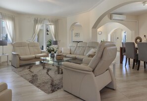 Lareira, DVD player, mesa de pingue-pongue, aparelho de som