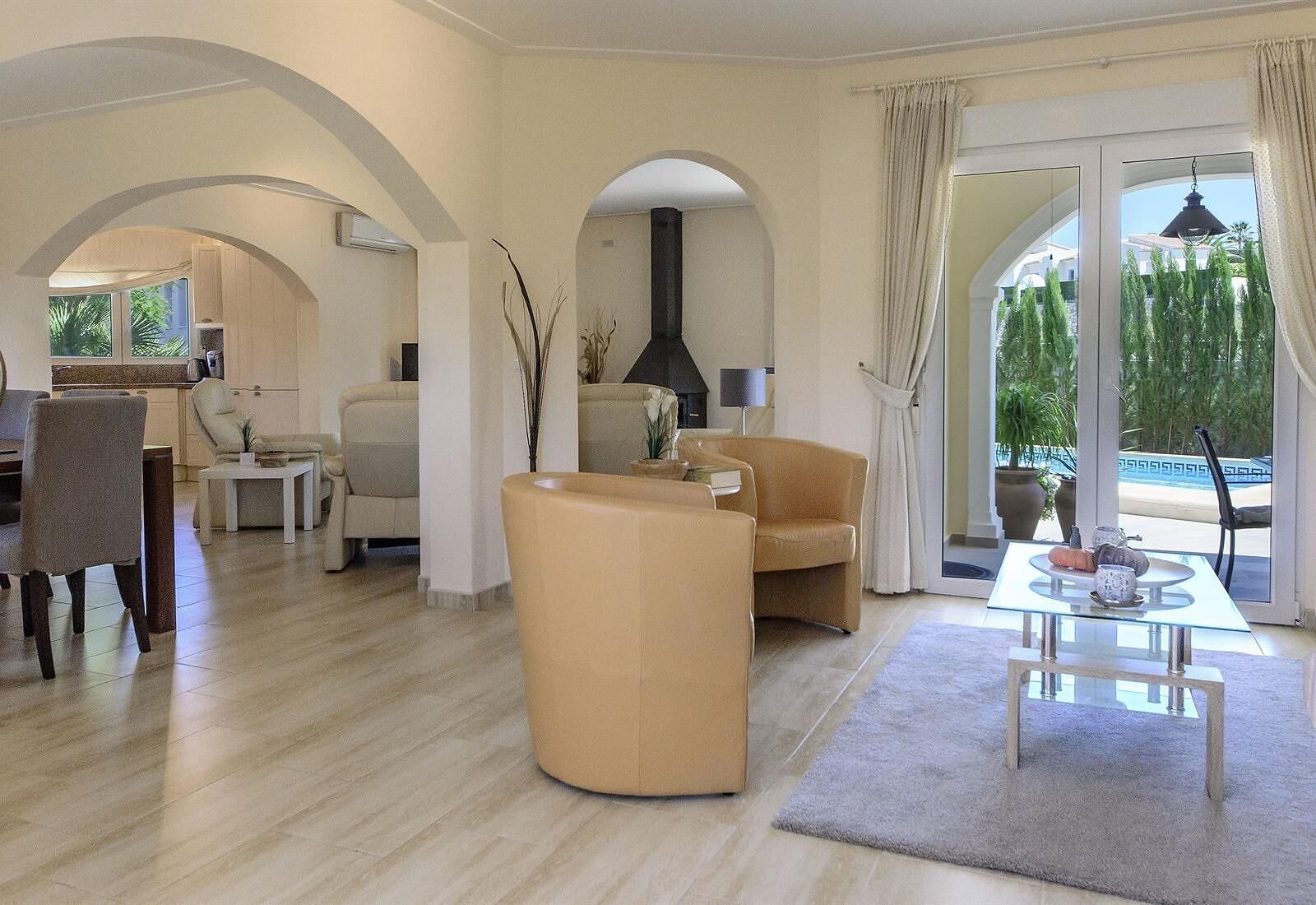 Een open haard, een dvd-speler, een tafeltennistafel en een stereo