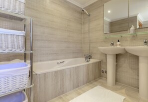Badewanne, Haartrockner, Handtücher