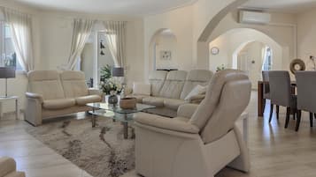 Cheminée, lecteur de DVD, table de tennis de table, chaßne hi-fi