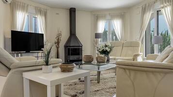 Fireplace, DVD player, table tennis, stereo