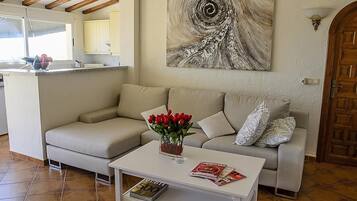 Een open haard, een dvd-speler, een tafeltennistafel en een stereo