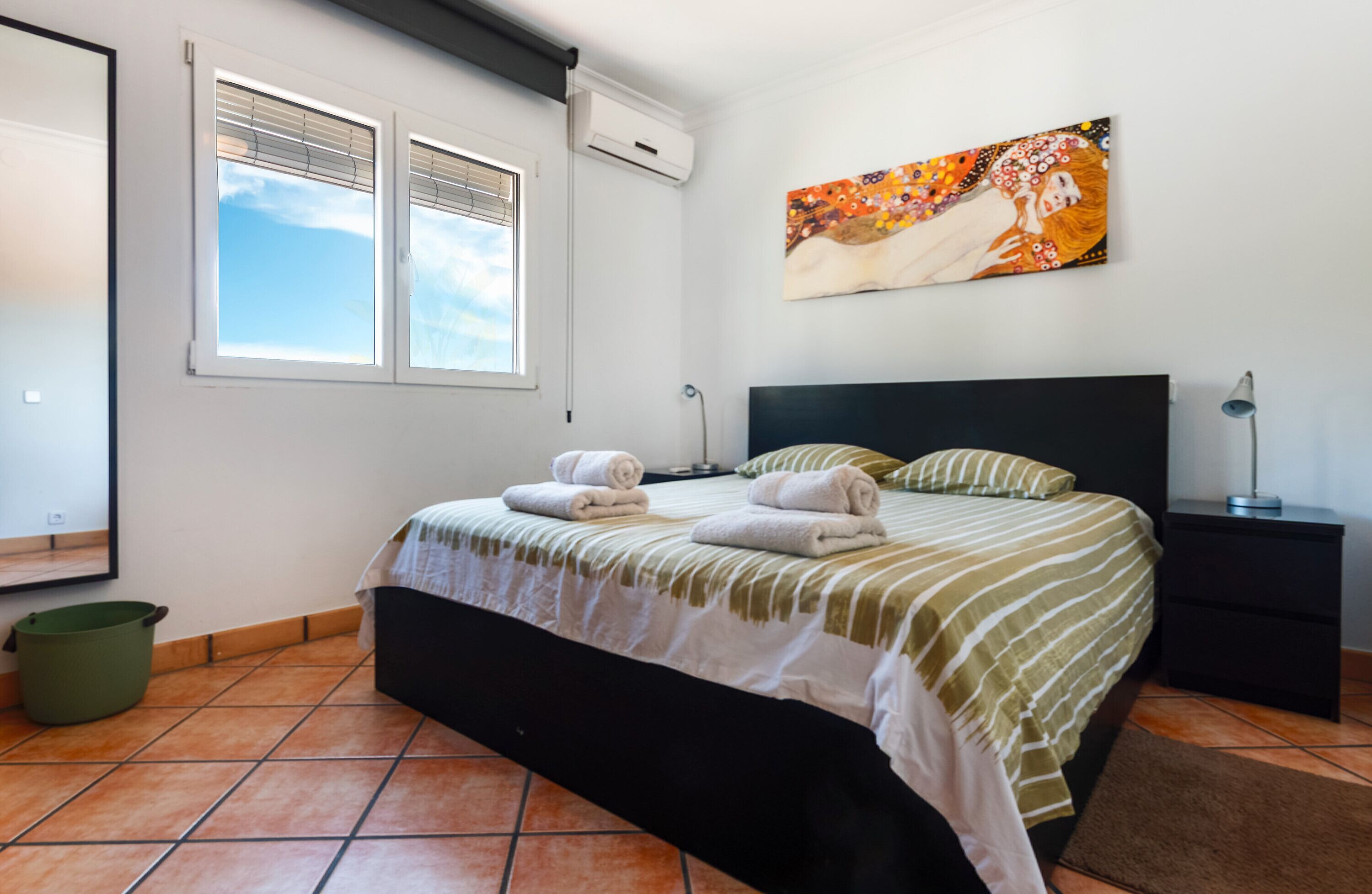 4 bedrooms, iron/ironing board, free WiFi, bed sheets